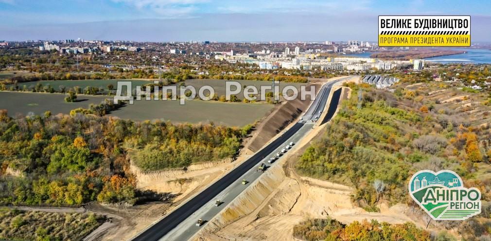Готовність Південної об’їзної Дніпра 90%: будівельники асфальтують останні ділянки нової дороги Готовність Південної об’їзної Дніпра 90%: будівельники асфальтують останні ділянки нової дороги