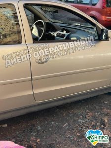 Це вже не перший випадок: у Дніпрі на Робочій невідомі розбивають скло машини (Фото)