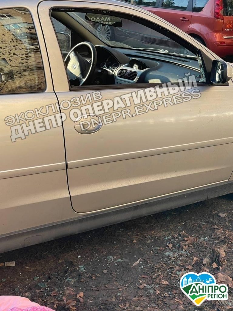 Це вже не перший випадок: у Дніпрі на Робочій невідомі розбивають скло машини (Фото) Це вже не перший випадок: у Дніпрі на Робочій невідомі розбивають скло машини (Фото)