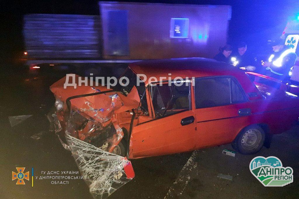 Водія та пасажира затисло в понівеченому авто: під Дніпром рятувальники деблокували постраждалих Водія та пасажира затисло в понівеченому авто: під Дніпром рятувальники деблокували постраждалих