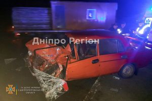 Водія та пасажира затисло в понівеченому авто: під Дніпром рятувальники деблокували постраждалих