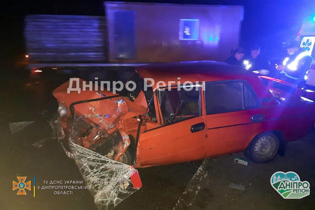Водія та пасажира затисло в понівеченому авто: під Дніпром рятувальники деблокували постраждалих