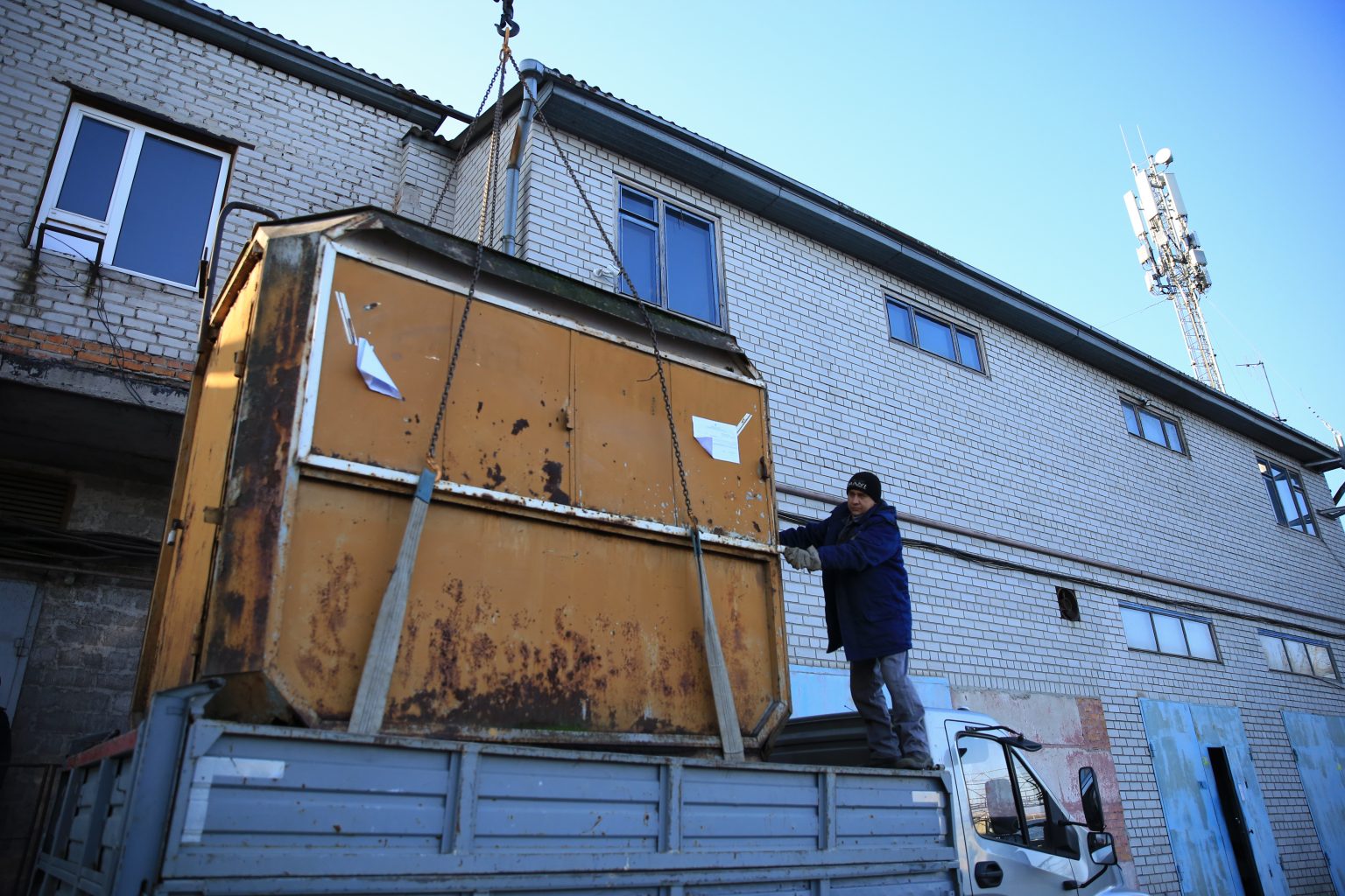 У Дніпрі на Набережній Заводській демонтують незаконні самобуди (Фото) У Дніпрі зносять незаконні споруди: адреси