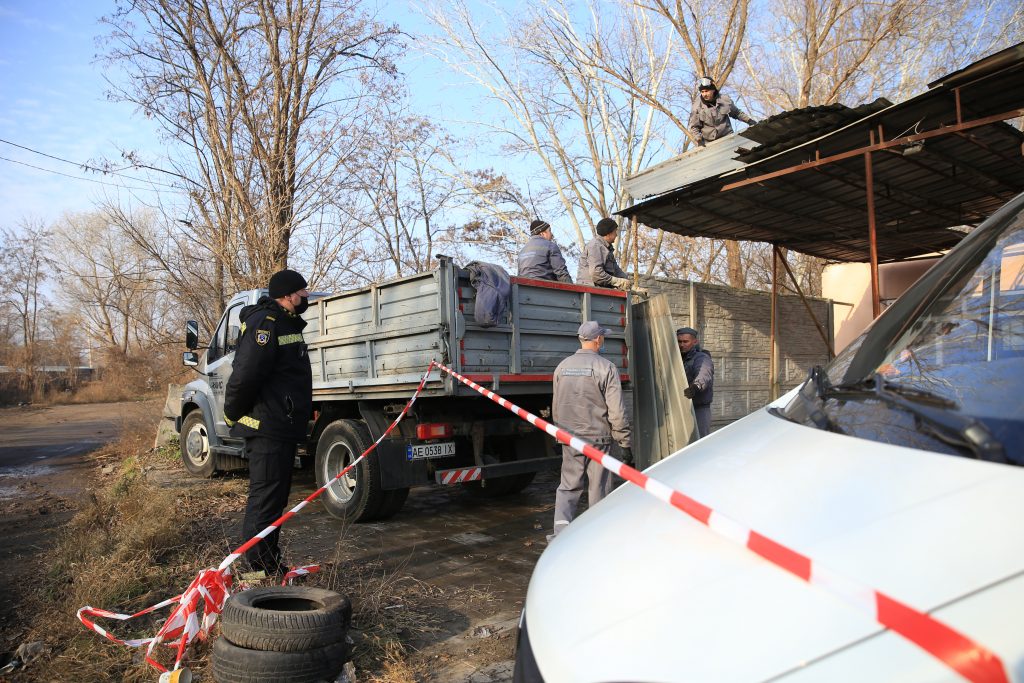 Не мали документів на нерухомість: у Дніпрі на Набережній Заводській комунальники демонтували споруду