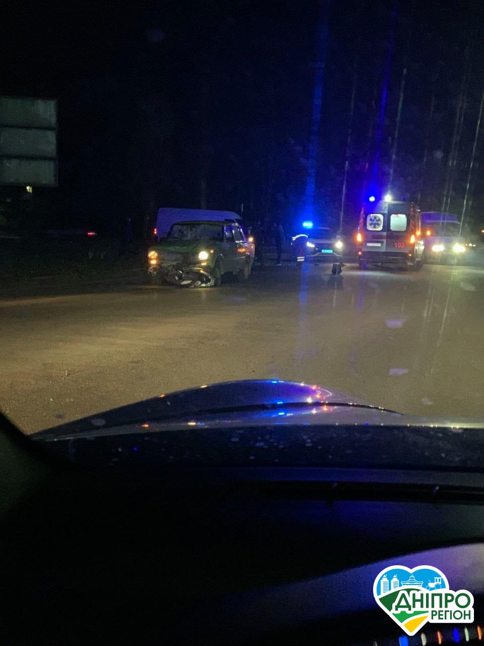 У Жовтих Водах ВАЗ на швидкості збив скутер, де їхало двоє людей: їх забрали швидка (Фото)