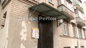 У Дніпрі розгорівся скандал через нові двері у під’їзді. Ключі видали не усім (Відео)