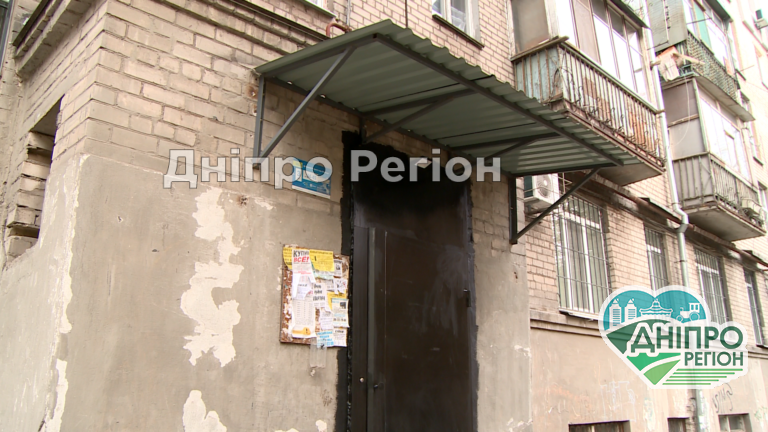 У Дніпрі розгорівся скандал через нові двері у під’їзді. Ключі видали не усім (Відео) У Дніпрі розгорівся скандал через нові двері у під’їзді. Ключі видали не усім (Відео)