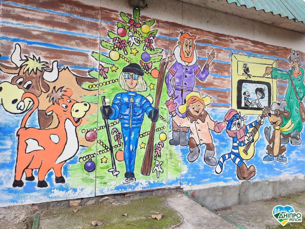 У Марганці з’явились зупинки громадсьского транспорту с мультяшними героями (Фото)