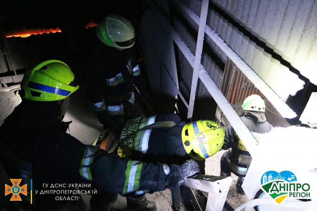 У Дніпрі палав завод Петровського: вогонь тушили 29 рятувальників (Фото, Відео)