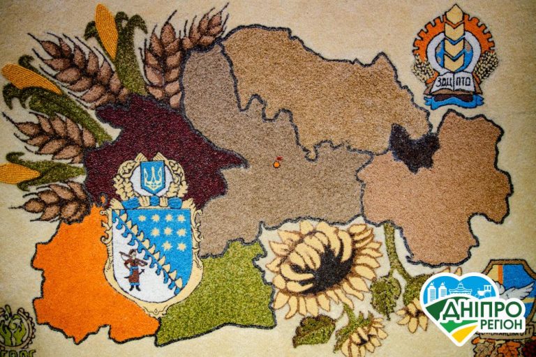 На Дніпропетровщині встановили національний рекорд: виготували найбільшу картину із зерна