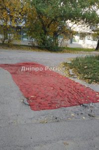 Такого ще не було:  у Дніпрі на ж/м Лівобережний-3 на дорозі застилають килими (Фото)