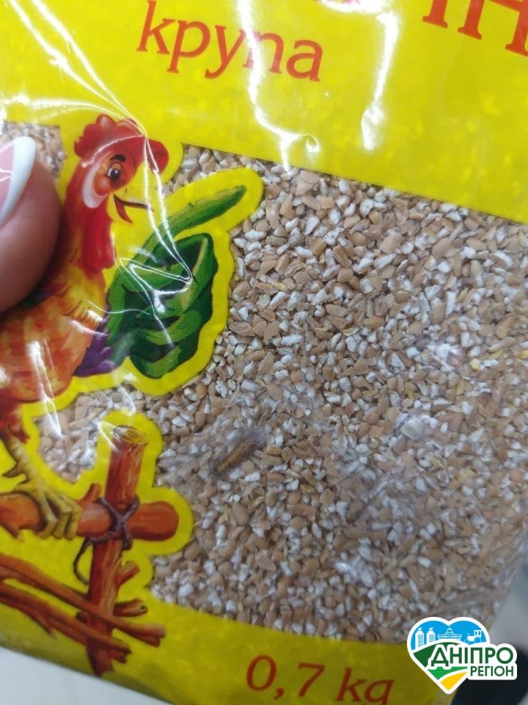 У Дніпрі в супермаркеті Ашан розгорівся скандал через крупу У Дніпрі в супермаркеті Ашан розгорівся скандал через крупу з червами