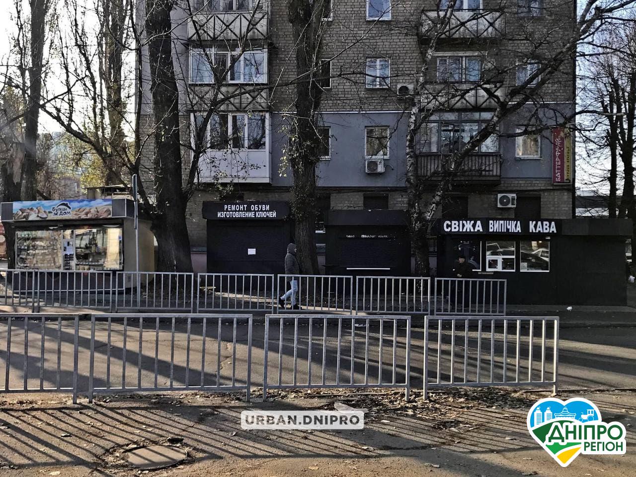 Чому у Дніпрі кіоски фарбують в чорний колір