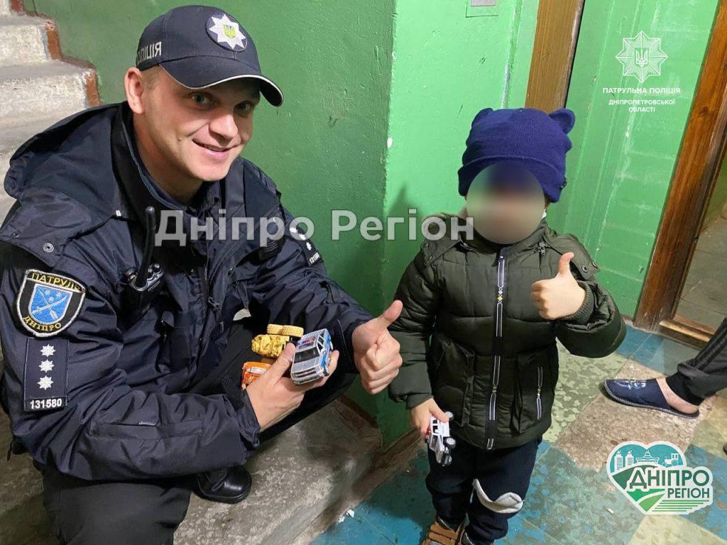 Поки дід спав: у Дніпрі 3-річний хлопчик прийшов сам до супермаркету, щоб купити іграшку Поки дід спав: у Дніпрі 3-річний хлопчик прийшов сам до супермаркету, щоб купити іграшку