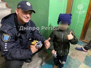 Поки дід спав: у Дніпрі 3-річний хлопчик прийшов сам до супермаркету, щоб купити іграшку