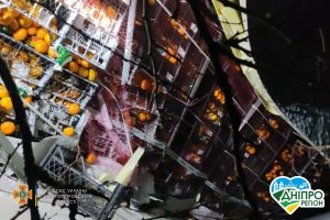 На трасі під Дніпром фура з мандаринами потрапила в ДТП і перевернулась (Фото)