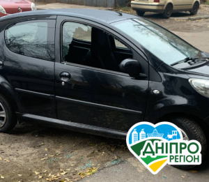 У Дніпрі на вулиці Робочій невідомі розбивають скло машин (Фото)