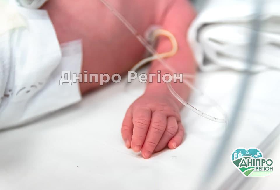 Найважчий пацієнт лікарні: у Дніпрі рятують новонародженого з коронавірусом У Дніпрі новонародженому зупинили серце на 5 годин
