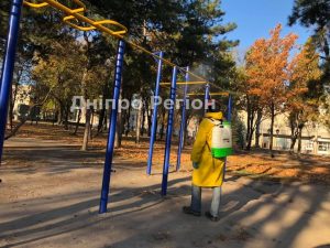 У Дніпрі парки, дитячі та спортивні майданчики обробляють спеціальним розчином (Фото)