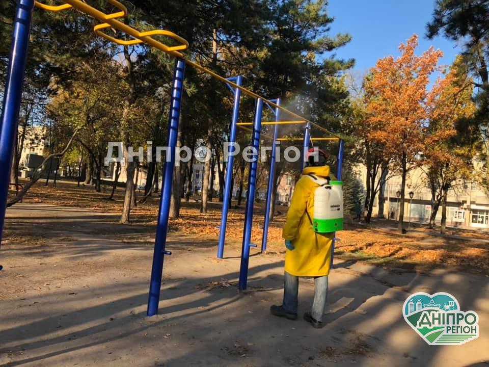 У Дніпрі парки, дитячі та спортивні майданчики обробляють спеціальним розчином (Фото) У Дніпрі парки, дитячі та спортивні майданчики оброблять спеціальним розчином (Фото)