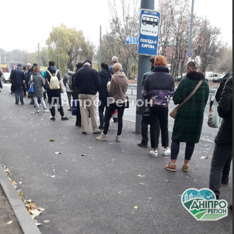 Люди стоять у великих чергах: чому у Дніпрі затримується транспорт Хто в Дніпрі має право на безкоштовний проїзд у громадському транспорті
