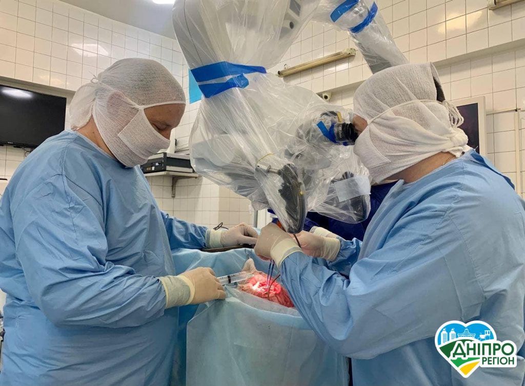 Унікальна операція: у Дніпрі в лікарні Мечникова у пацієнтки видилили велику пухлину
