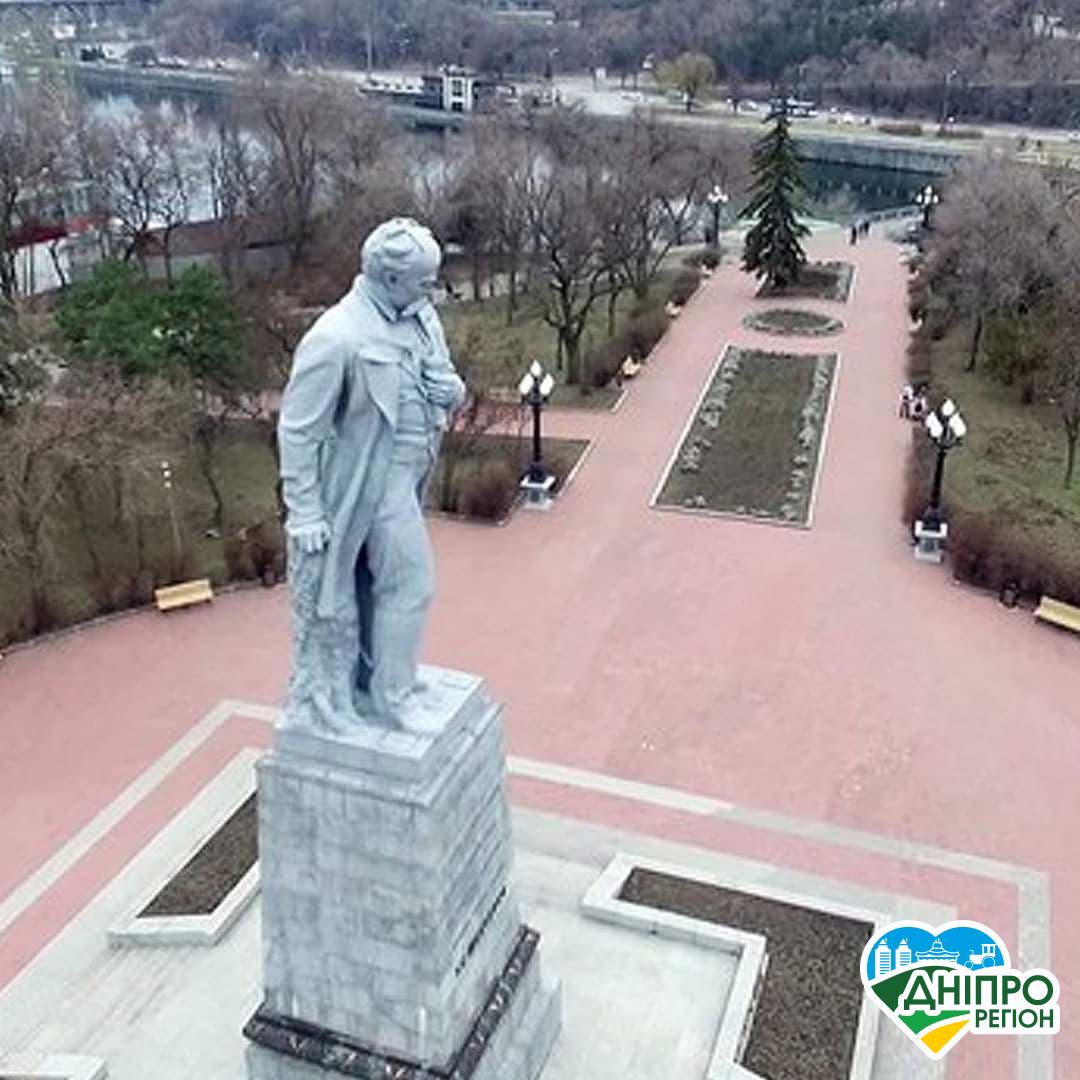 У Дніпрі на Монастирському острові знаходиться найвищий пам'ятник у світі