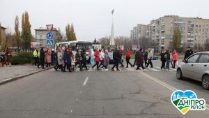 Вимагають відмінити дистанційку у школах: у Нікополі батьки з дітьми перекрили рух транспорту (Відео)