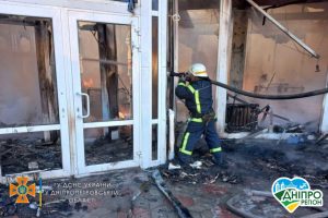 Чорний дим на все місто: під Дніпром вигоріли вщент ломбард, магазини, кафе (Фото, Відео)