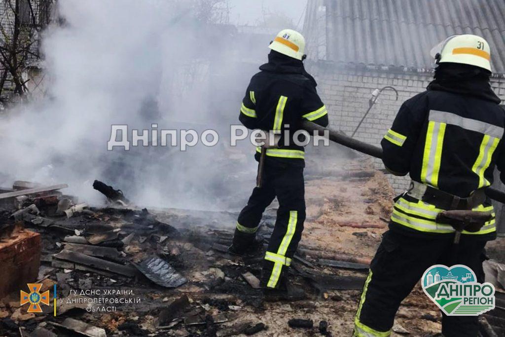 Чорний дим на весь район: у Новомосковську полум’ям охопило житловий будинок (Фото) Чорний дим на весь район: у Новомосковську полум’ям охопило житловий будинок (Фото)