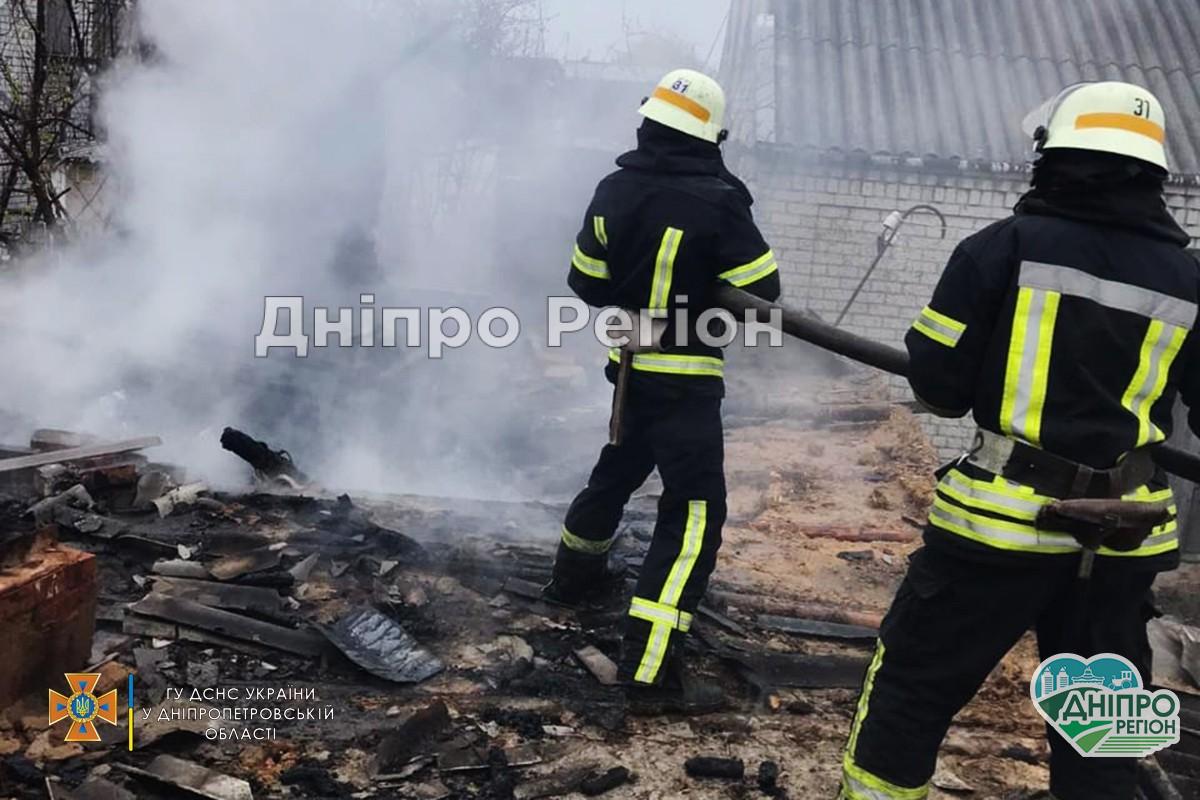 Чорний дим на весь район: у Новомосковську полум’ям охопило житловий будинок (Фото)