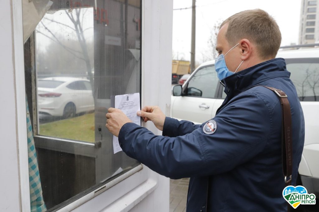 Реакція на скарги дніпрян: представники мерії Дніпра перевірили стихійну парковку на Перемозі