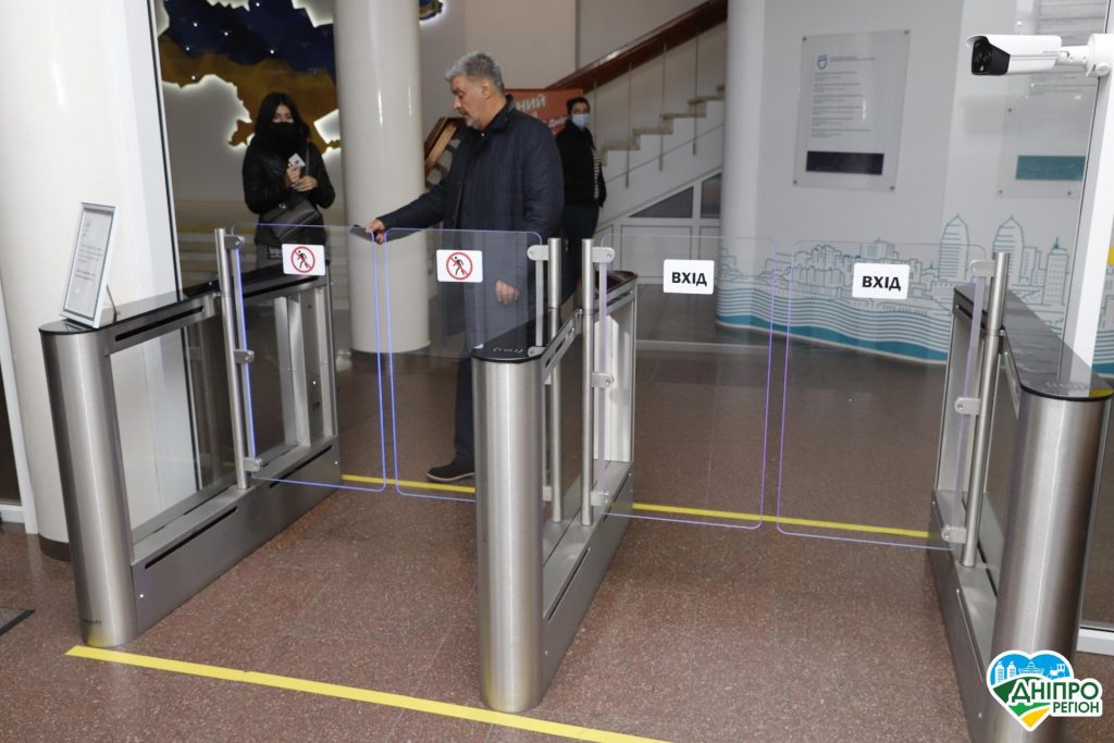 У Дніпрі в міськраді працівники відмовились від щеплення проти COVID-19 та звільнились У Дніпрі в міськраді працівники відмовились від щеплення проти COVID-19 та звільнились