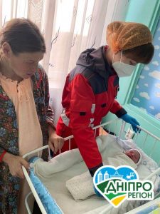 Пологи приймала фельдшер: на Дніпропетровщині жінка народила шосту дитину у кареті швидкої