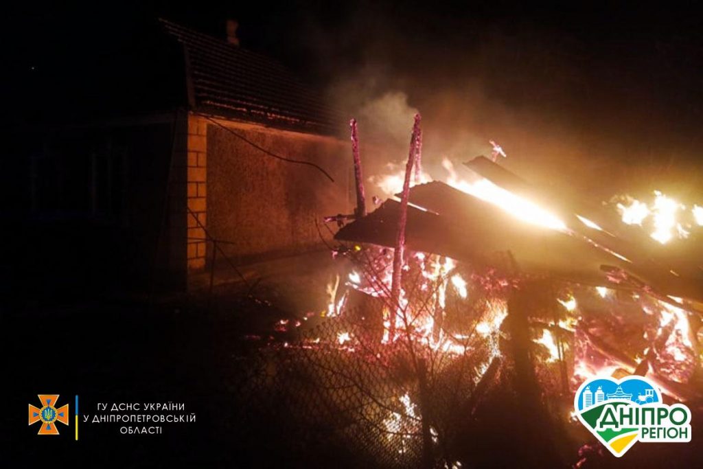 На Дніпропетровщині згорів величезний сінник: худоба залишилась голодною