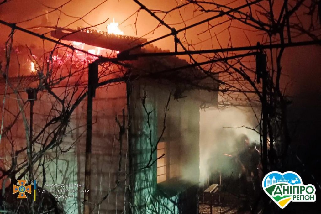 11 рятувальників тушили пожежу: на Дніпропетровщині вщент вигорів будинок (Фото)