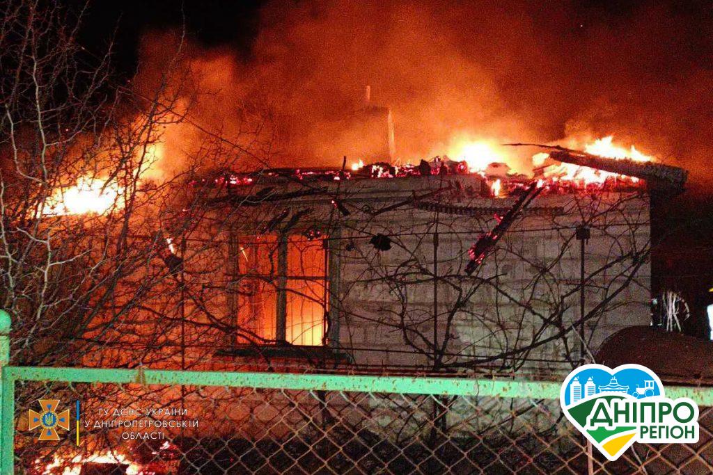 11 рятувальників тушили пожежу: на Дніпропетровщині вщент вигорів будинок (Фото)