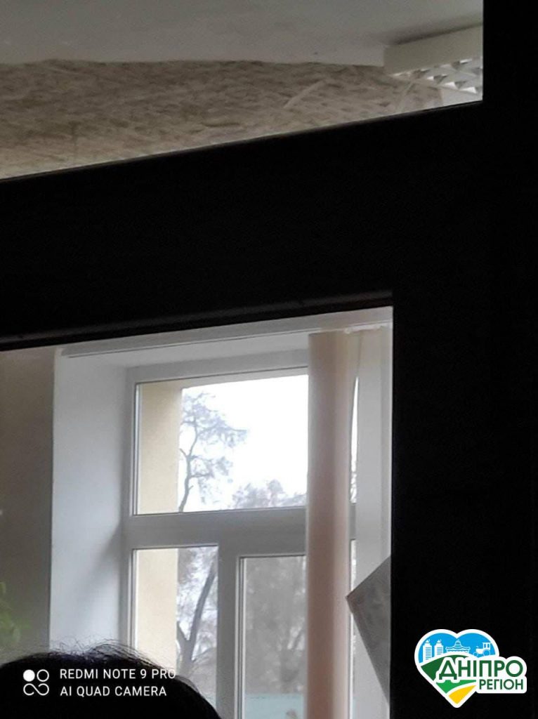 У школі Дніпра на дітей під час уроку впала штукатурка Два роки після ремонту: у школі Дніпра на дітей під час уроку впала штукатурка