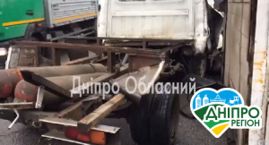 Жінка загинула на місці, чоловік не постраждав: на Дніпропетровщині лоб в лоб зіткнулись дві машини
