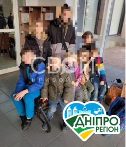 Найменшому 3 роки: у Кривому Розі мати залишила 9 дітей біля міськради та втекла з коханцем