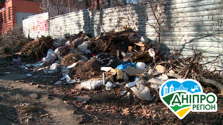 У Дніпрі в центрі міста утворилось справжнє сміттєзвалище (Відео) У Дніпрі в центрі міста утворилось справжнє сміттєзвалище (Відео)