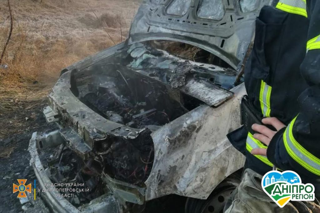 Машина дивом не взірвалась: під Дніпром із палаючого авто врятували людей (Фото) Машина дивом не взірвалась: під Дніпром із палаючого авто врятували людей (Фото)