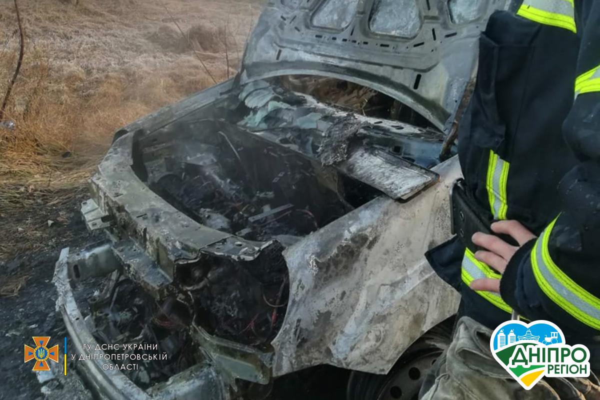 Машина дивом не взірвалась: під Дніпром із палаючого авто врятували людей (Фото)