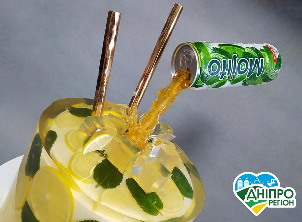 У Дніпрі відомий кондитер продемонстрував торт-шедевр (Фото) У Дніпрі відомий кондитер приготував торт, який повертає до літа (Фото)