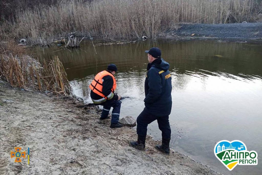 Труп був у метрі від берега: із Дніпра рятувальники дістали тіло людини