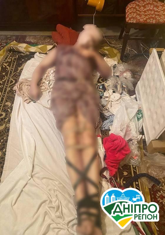 Лежав перев’язаний ременями та ганчірками: у Дніпрі в квартирі знайшли труп чоловіка Лежав перев'язаний ременями та ганчірками: у Дніпрі в квартирі знайшли труп чоловіка