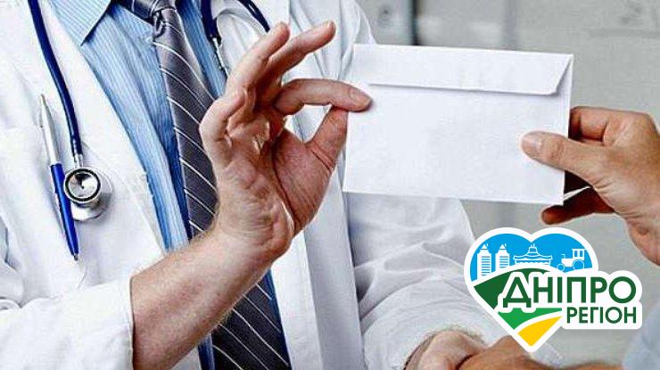 Вимагав гроші за безкоштовну операцію: у Дніпрі заввідділення лікарні викрили правоохоронці У Дніпрі заввідділення лікарні вимагав та отримав гроші за безкоштовну операцію