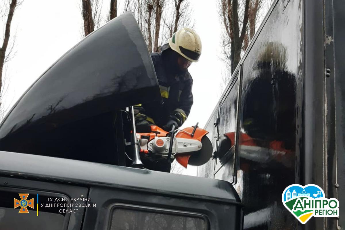 Чорне полум`я на весь район: у Дніпрі 5 рятувальників тушили вантажівку на Криворізькій (Фото)