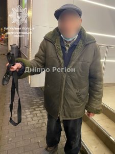 Пенсіонер опирався: у Дніпрі чоловік у дідуся з рук вирвав сумку, де був гаманець і телефон