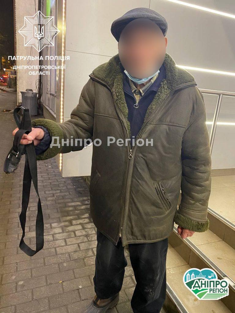 Пенсіонер опирався: у Дніпрі чоловік у дідуся з рук вирвав сумку, де був гаманець і телефон Пенсіонер опирався: у Дніпрі чоловік у дідуся із рук вирвав сумку, де був гаманець і телефон
